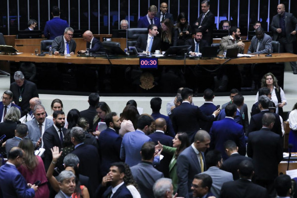 Câmara aprova urgência para suspender decreto do IOF