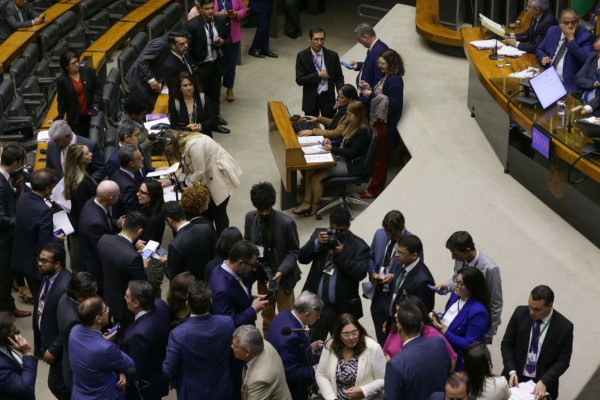 Congresso aprova usar emendas para salários de profissionais da saúde