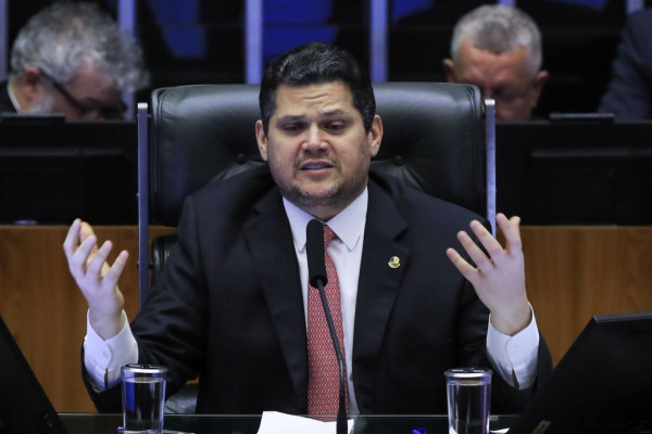 Alcolumbre lê requerimento que cria CPMI sobre fraudes no INSS