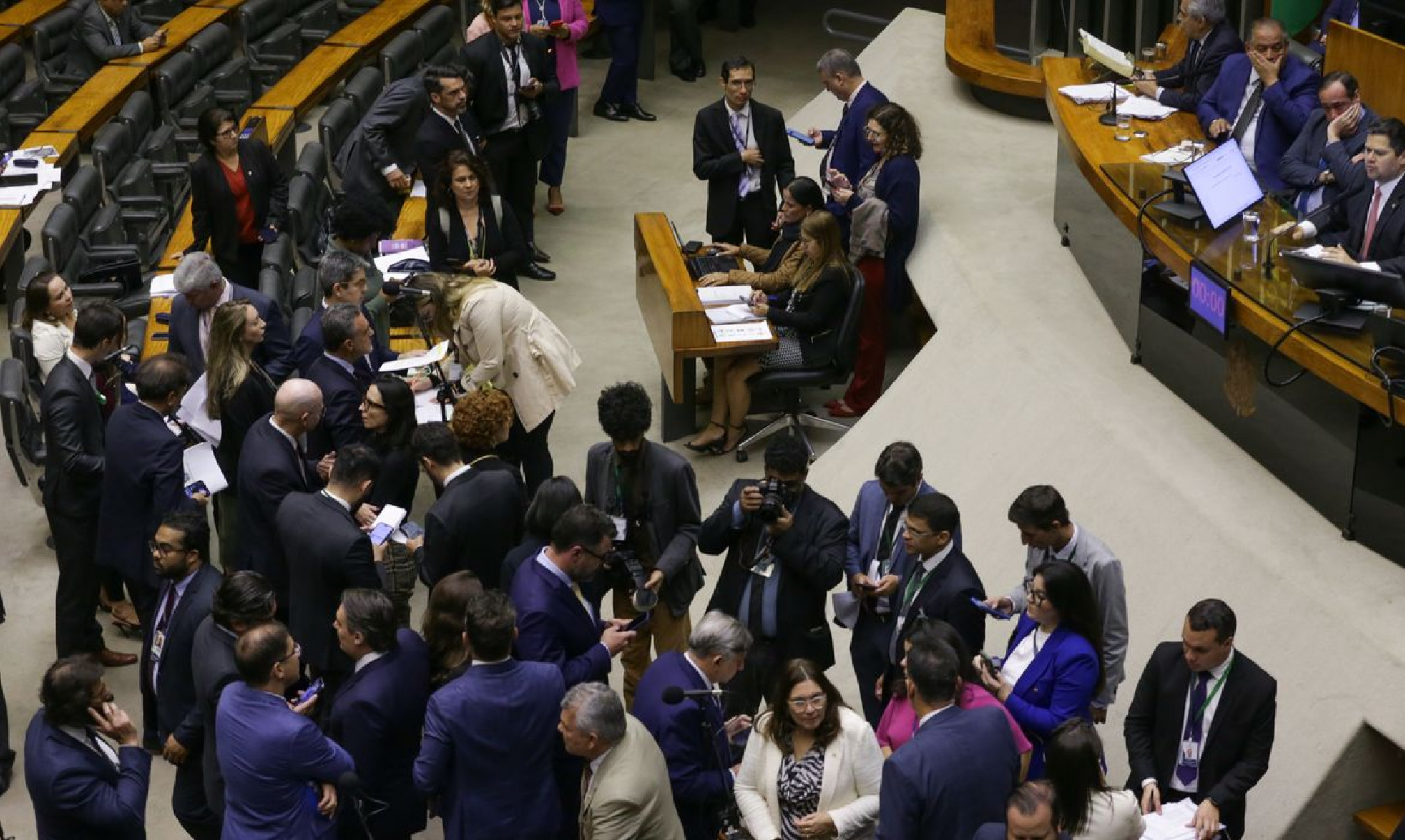 Congresso aprova usar emendas para salários de profissionais da saúde