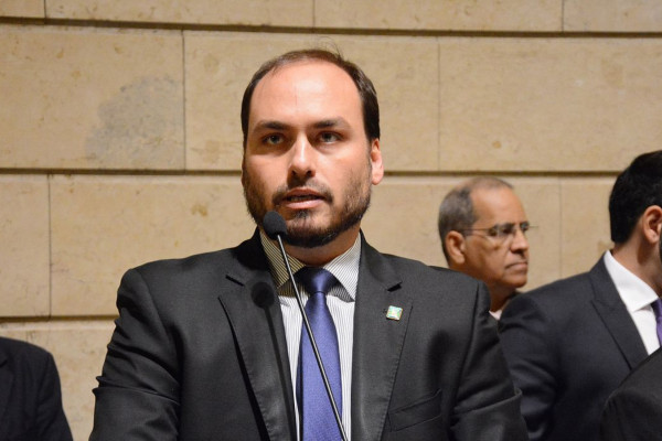 PF diz que Bolsonaro e Carlos integravam organização criminosa na Abin