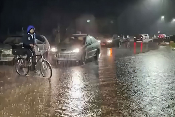 Chuva acima do esperado alaga ruas e causa transtornos em Canoas
