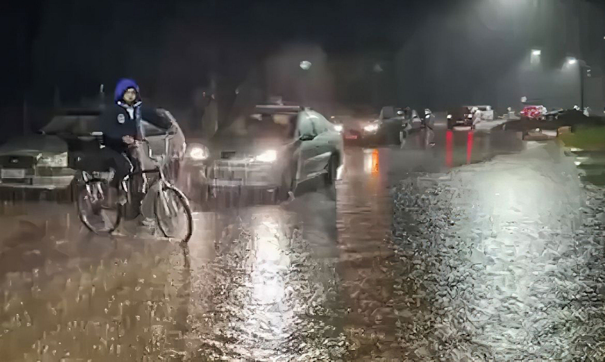 Chuva acima do esperado alaga ruas e causa transtornos em Canoas 