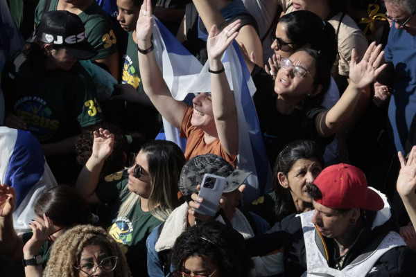 Marcha para Jesus mantém tom político com milhares de pessoas em SP
