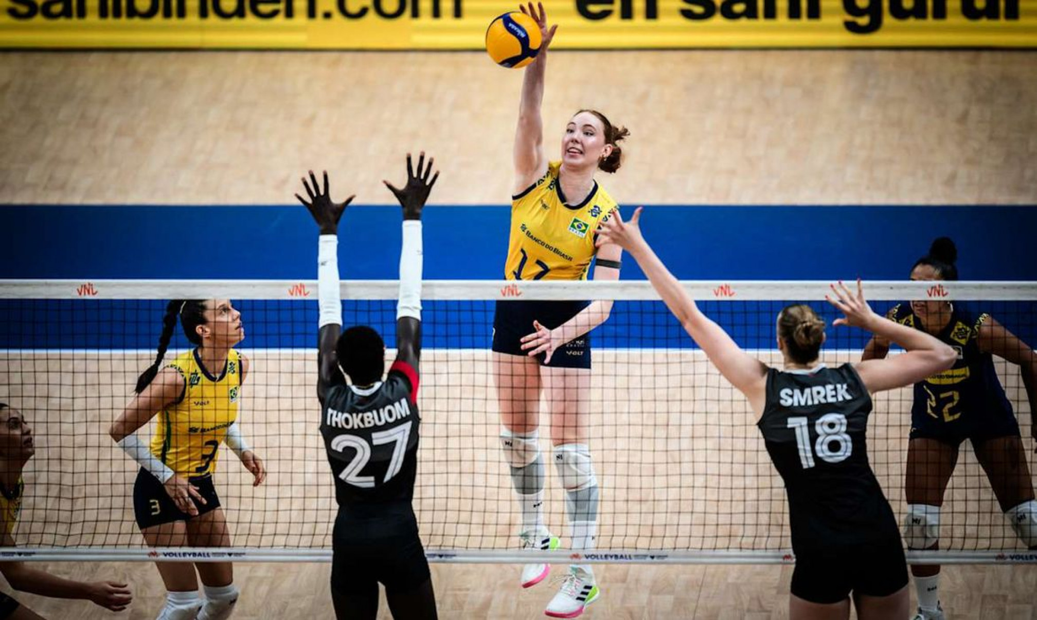Seleção feminina de vôlei sofre, mas bate Canadá na Liga das Nações