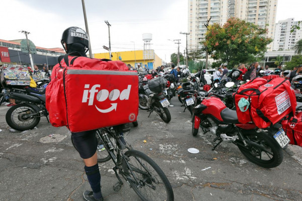 iFood anuncia mudanças, mas representantes de entregadores criticam