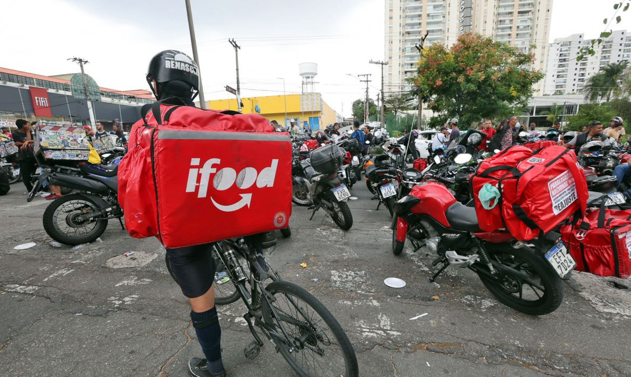 iFood anuncia mudanças, mas representantes de entregadores criticam