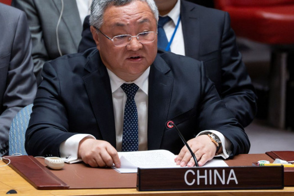 China pede cessar-fogo imediato no Irã e fim do uso da força