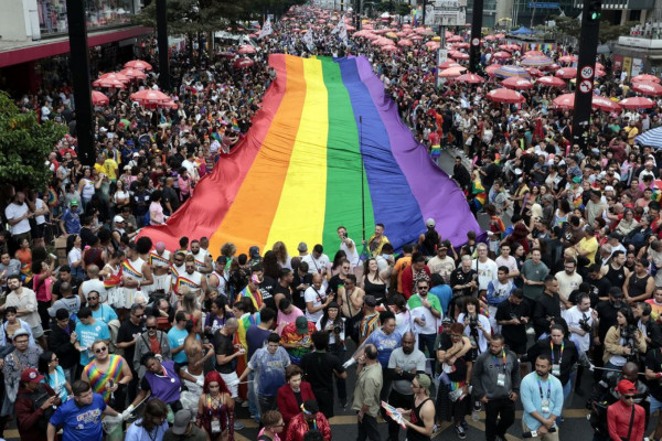 Parada LGBT+ de SP discute o envelhecimento em meio à festa e reflexão