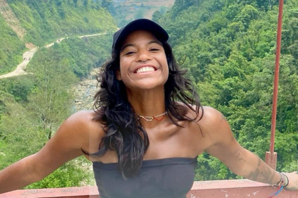 Brasileira que caiu em vulcão na Indonésia continua desaparecida