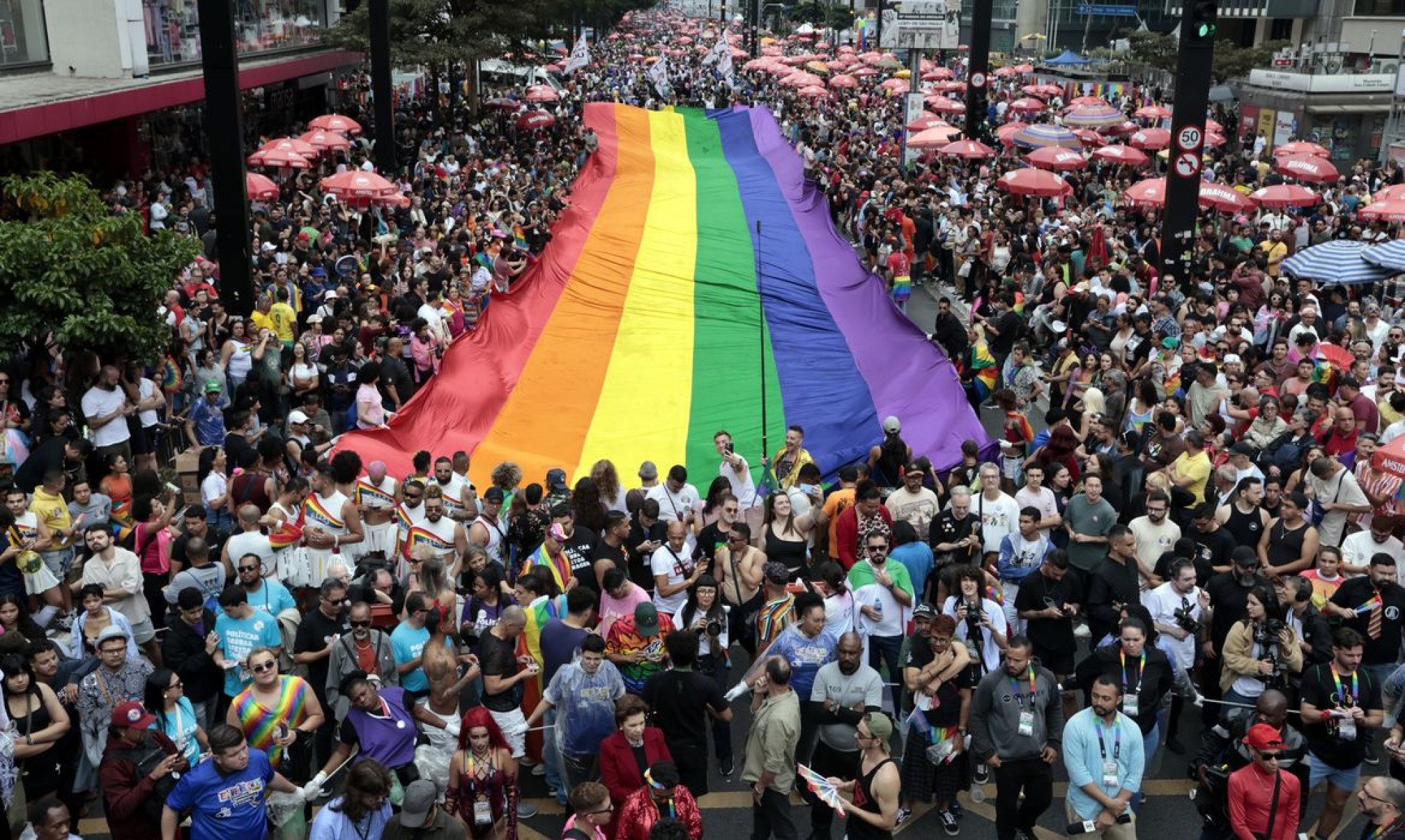 Parada LGBT+ de SP discute o envelhecimento em meio à festa e reflexão