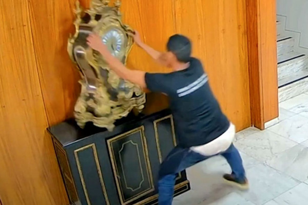 Juiz diz que errou ao soltar homem que quebrou relógio histórico