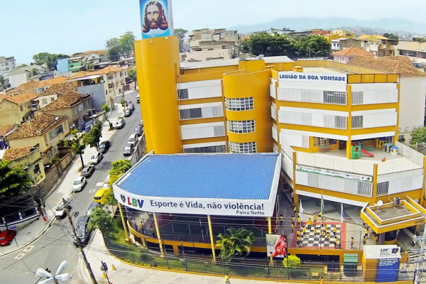 Menina de 13 anos é baleada em escola na zona norte do Rio