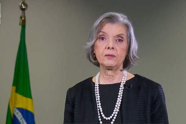 Cármen Lúcia vota pela responsabilização das redes por postagem ilegal