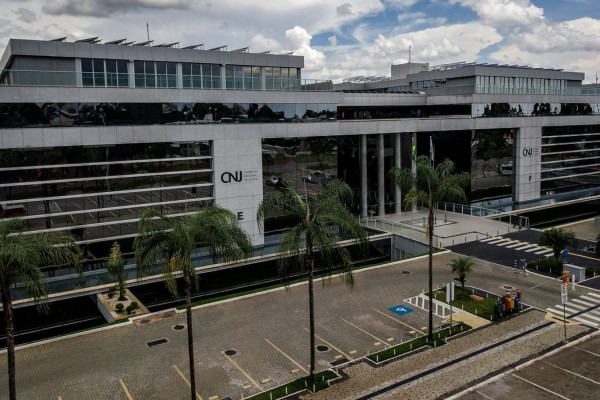 CNJ suspende promoção de juiz e diz que vaga deveria ser para mulher