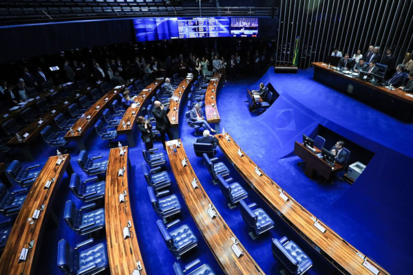 Senado segue Câmara e também derruba decreto do IOF