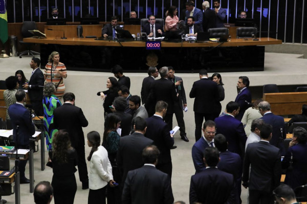 Plenário da Câmara derruba decreto de Lula sobre IOF