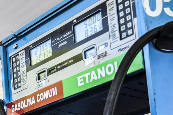 Governo anuncia aumento do etanol na gasolina para 30% 