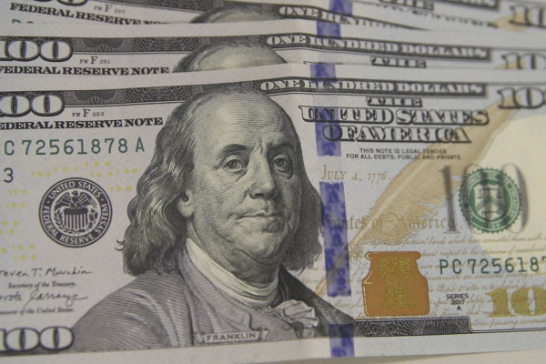 Dólar cai para R$ 5,49 com derrubada de alta do IOF e inflação menor