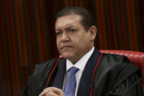 Nunes Marques inicia último voto sobre responsabilização das redes