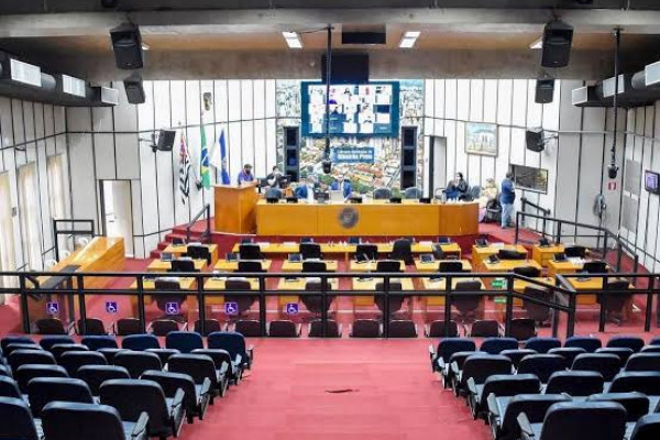Palco de oito meses em obras