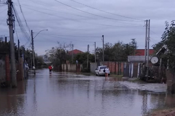 Vulnerável a cheias, ilha de Porto Alegre é atingida por chuvas