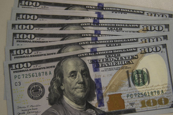 Dólar cai para R$ 5,48 na contramão do mercado externo