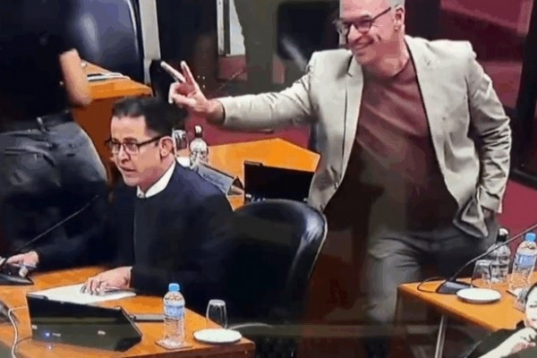 Brando Veiga, sentado, é alvo de brincadeira de André Rodini durante sessão