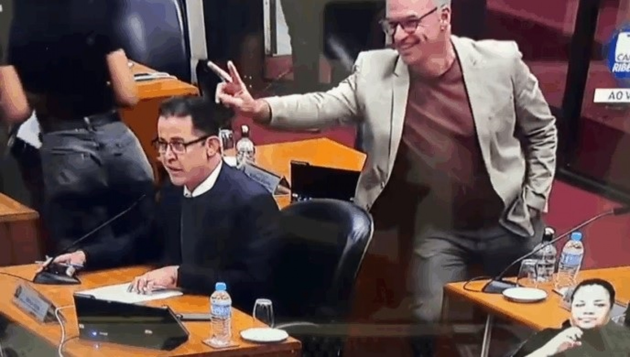 Brando Veiga, sentado, é alvo de brincadeira de André Rodini durante sessão