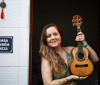 Roberta Nistra segue linhagem da mulher sambista que toca cavaquinho