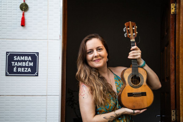 Roberta Nistra segue linhagem da mulher sambista que toca cavaquinho