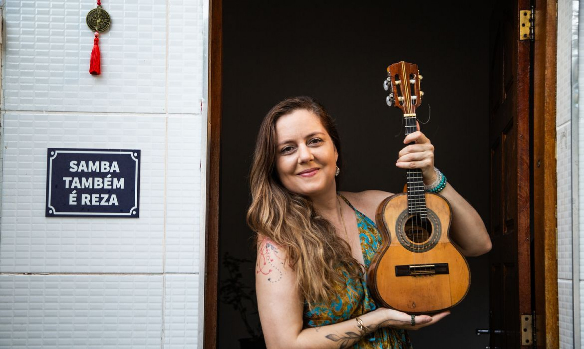 Roberta Nistra segue linhagem da mulher sambista que toca cavaquinho