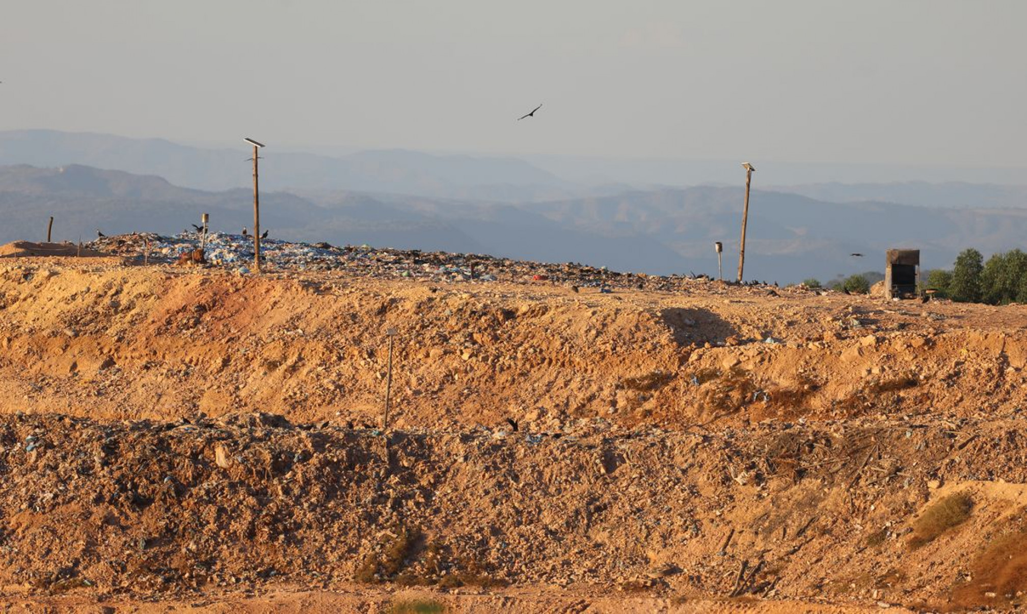 Após interdição, ato pede fechamento de lixão perto de Brasília
