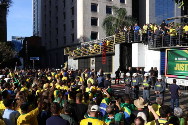 Ato em SP reúne apoiadores de Bolsonaro contra julgamento no STF