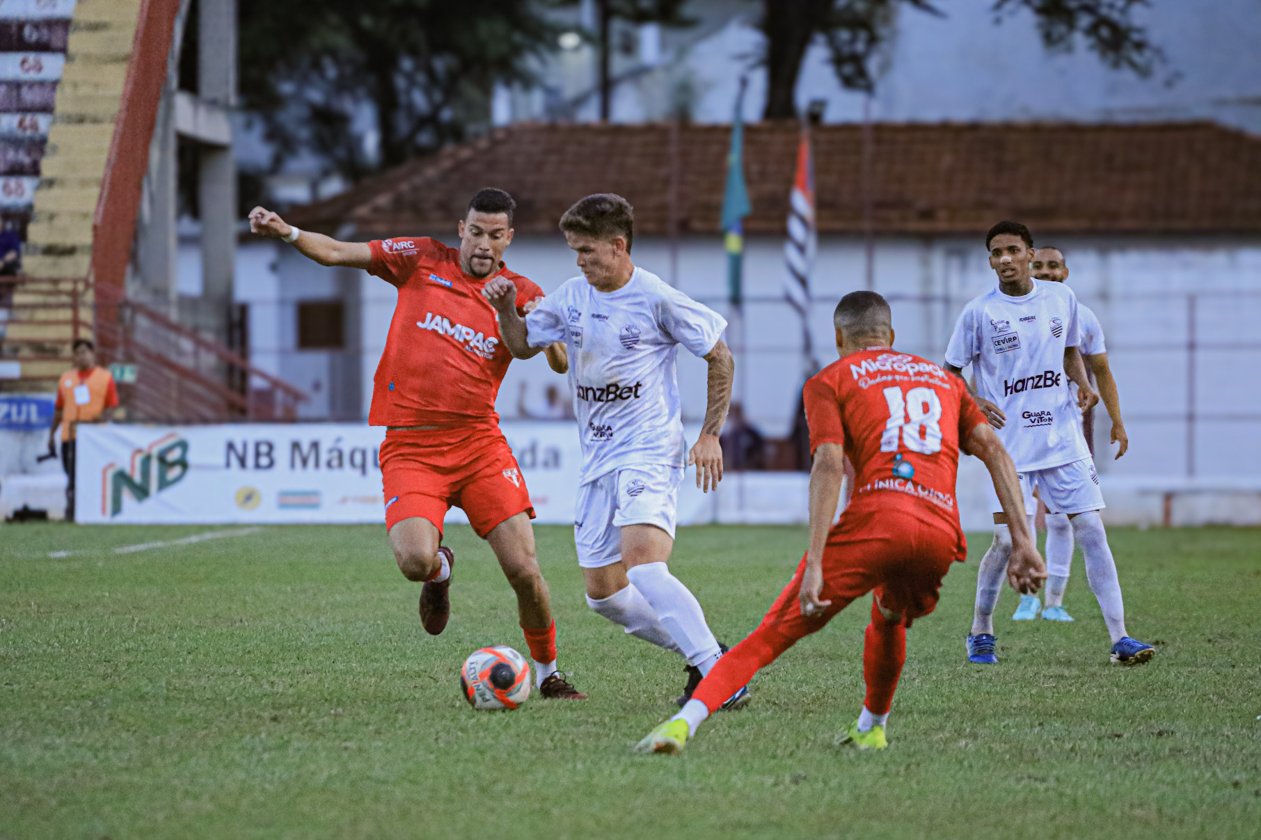 Comercial em ação pela Copa Paulista: alvinegro chega para o clássico em alta