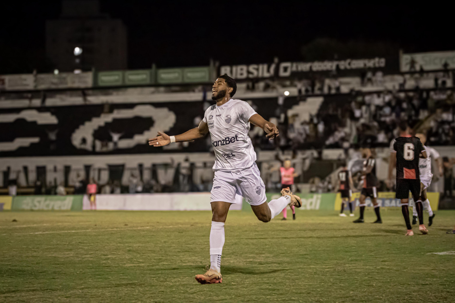 Centroavante Felipe comemora gol que deu a vitória ao Comercial