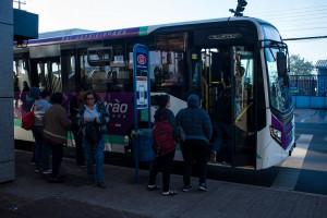 Passageiros embarcam em veículo do PróUrbano: multas em alta
