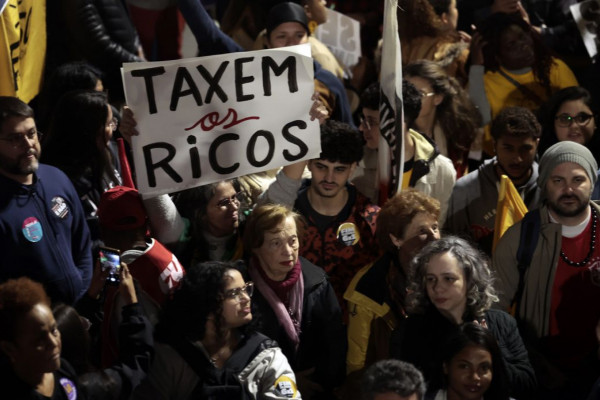 Ato na Avenida Paulista pede taxação de super-ricos e condena tarifaço
