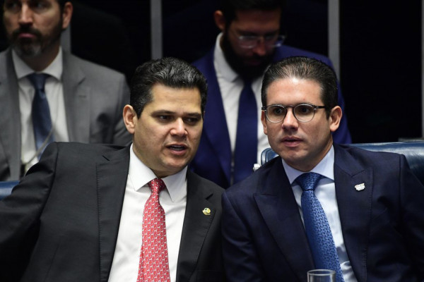 Tarifaço: Congresso pede diálogo nos campos comercial e diplomático
