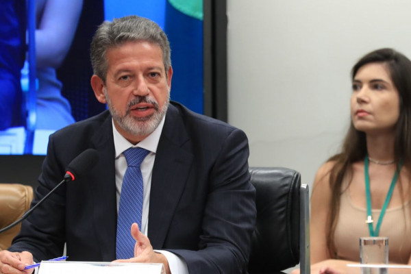Lira amplia redução parcial de IR para quem ganha até R$ 7.350