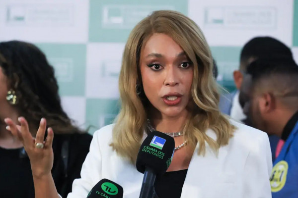 Erika Hilton pede ao STF bloqueio das contas de Eduardo Bolsonaro