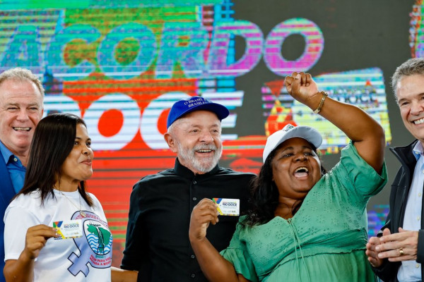 Lula anuncia R$ 3,7 bi para atingidos por lama da barragem em Mariana