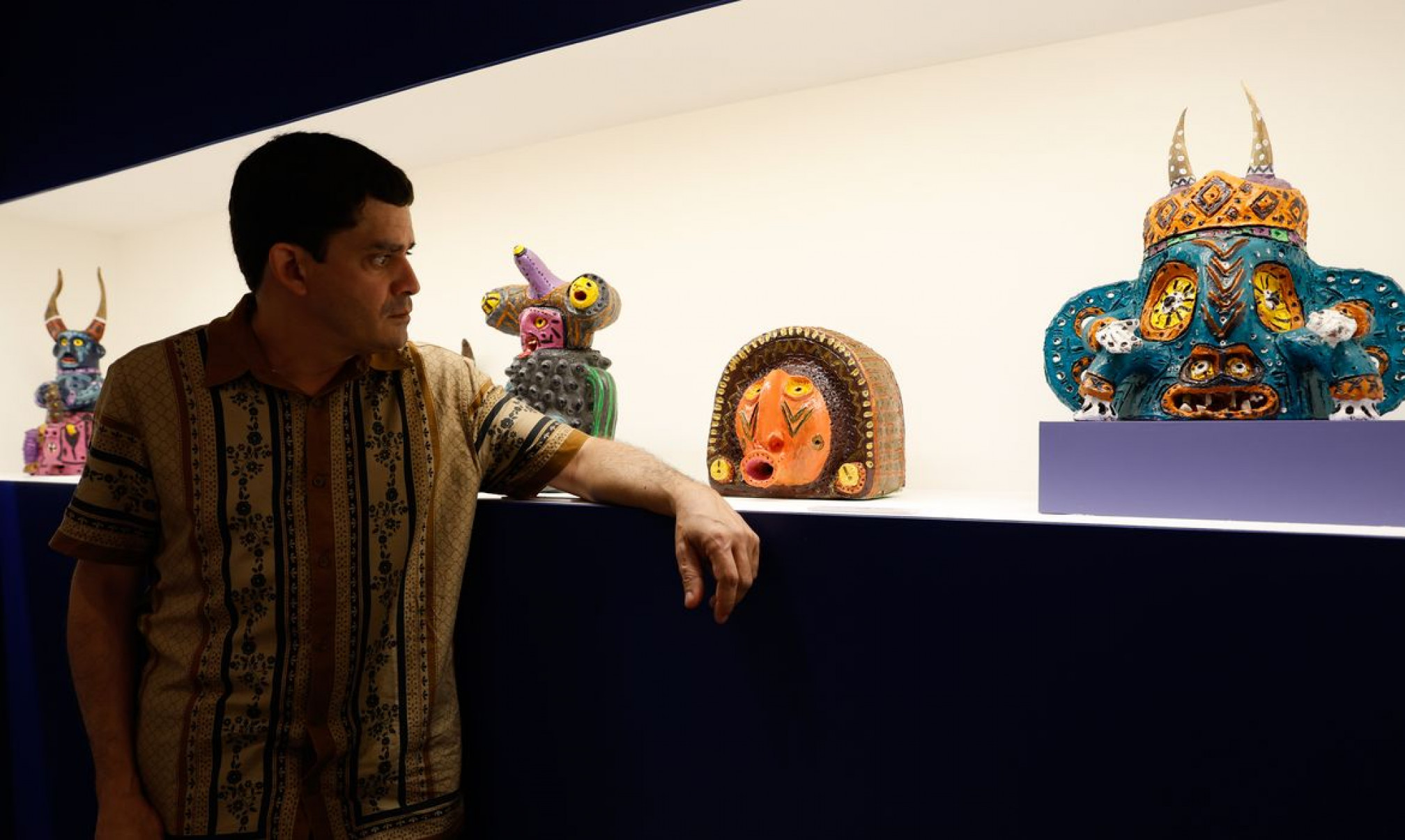 Exposição traz monstros coloridos de barro de artista pernambucano