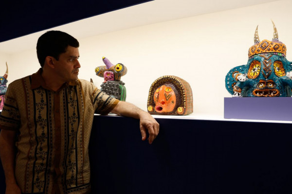 Exposição traz monstros coloridos de barro de artista pernambucano