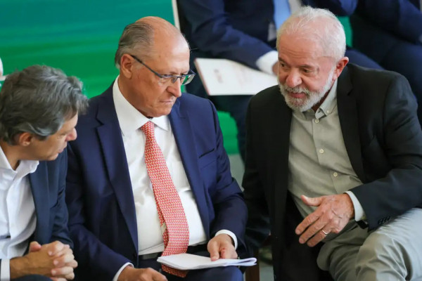 Governo vai trabalhar para reverter taxação dos EUA, diz Alckmin