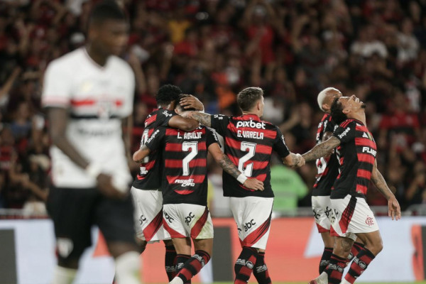 Flamengo vence São Paulo por 2 a 0 no retorno do Brasileiro