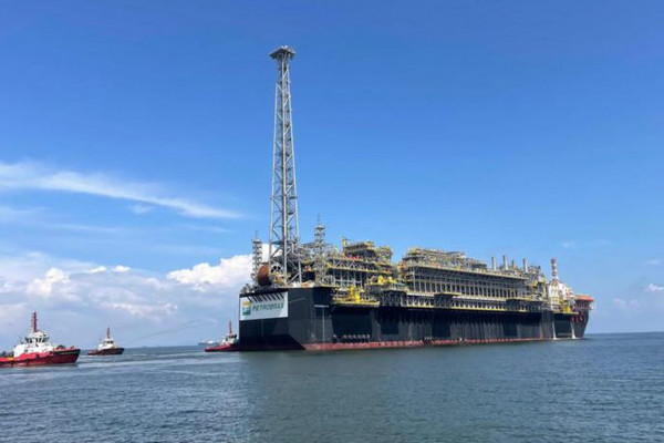 Plataforma da Petrobras que reforçará o pré-sal deixa Singapura