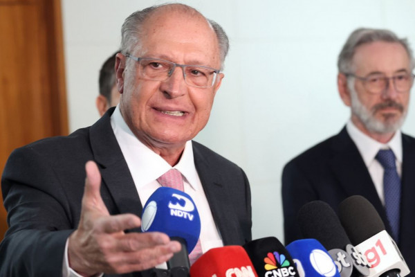 Pix é modelo, e problema real está em tarifas dos EUA, diz Alckmin