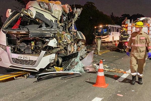 Colisão envolvendo ônibus de universitários deixa cinco mortos em GO