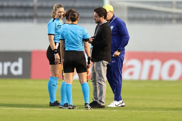 Arthur Elias cobra Conmebol por estrutura da Copa América Feminina